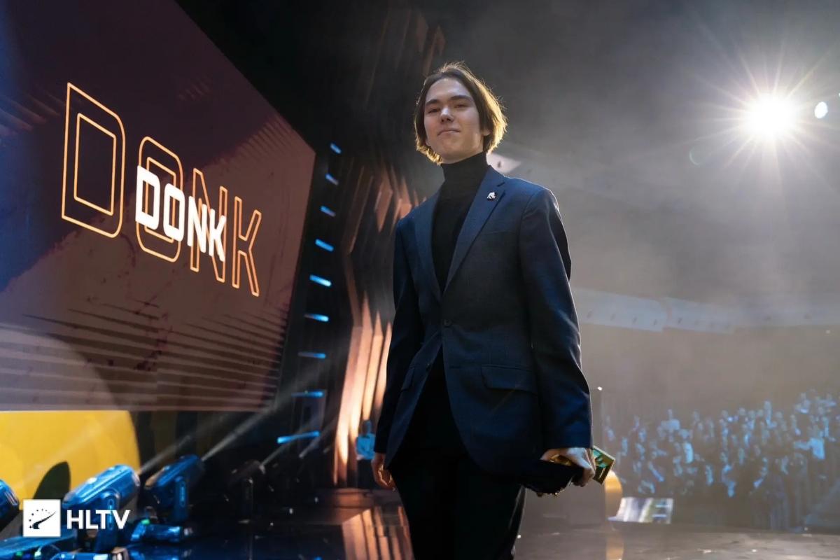 目前LCK联赛前两名的队伍是：T1、GEN Clozer、Peyz、Keria、Oner、Canyon以400积分并列POG榜首